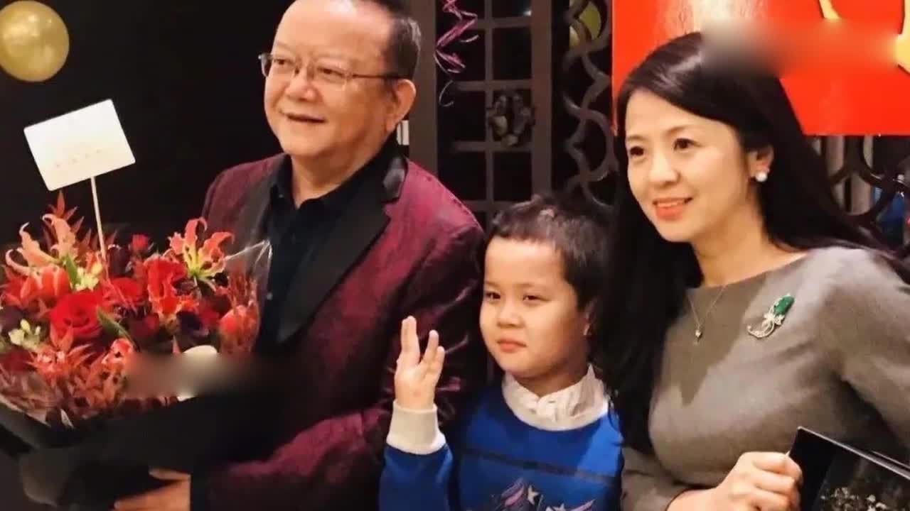 Wang Gang's 71-year-old recent photo revealed that his wife was still young and his youngest son was the same age as his grandson.