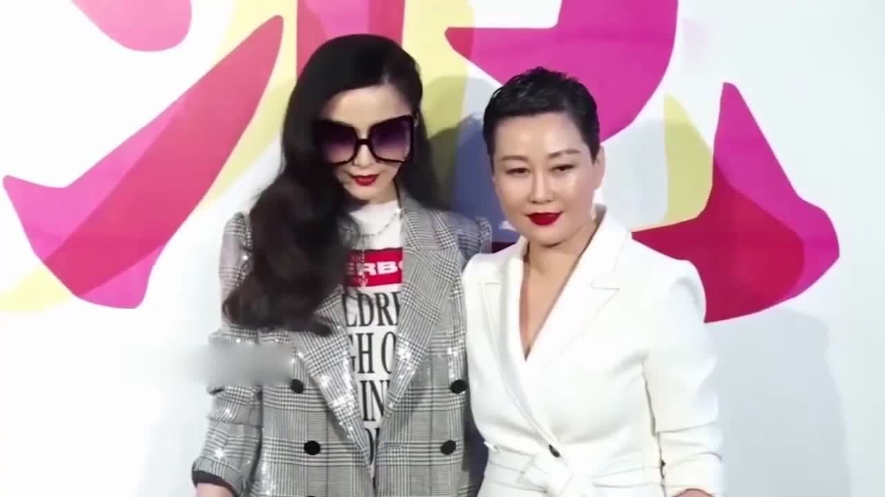After Fan Bingbing's storms, the whole family gathered to celebrate her mother's birthday, and Fan wrote attentively.
