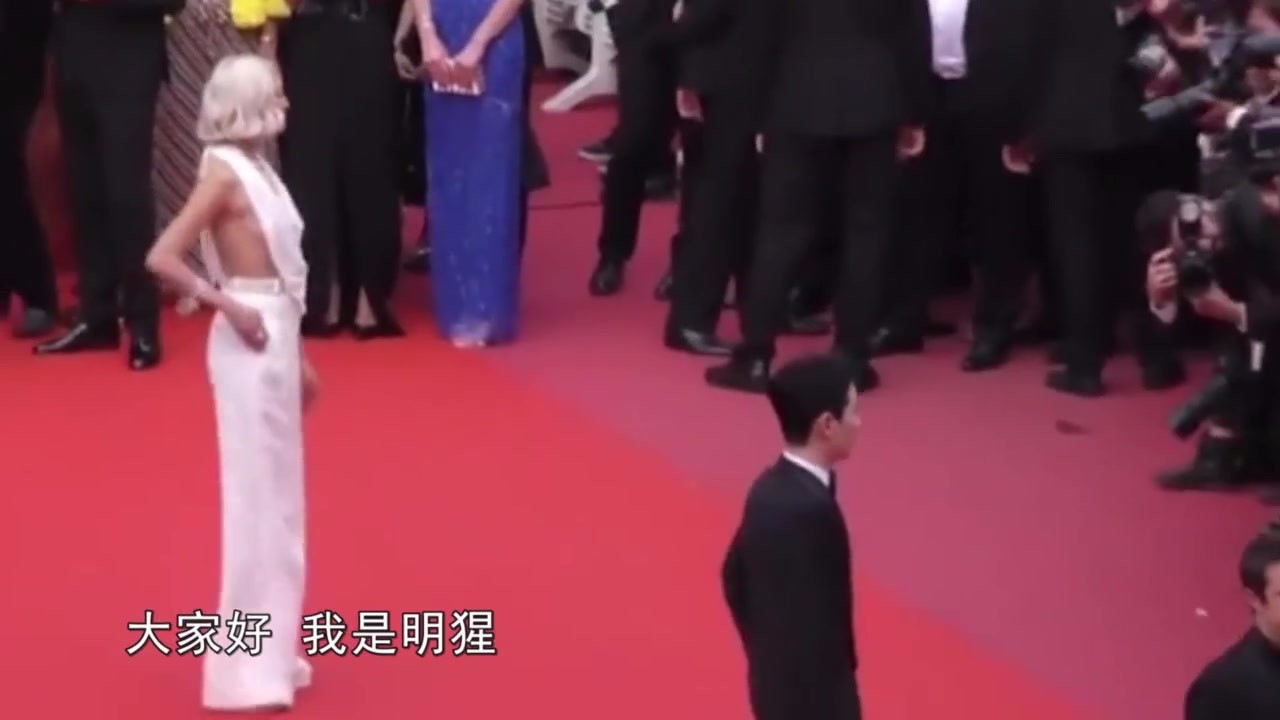 Others can't walk away from the red carpet, but Zhu Yilong was pulled back because he walked too fast. Was he in a hurry?