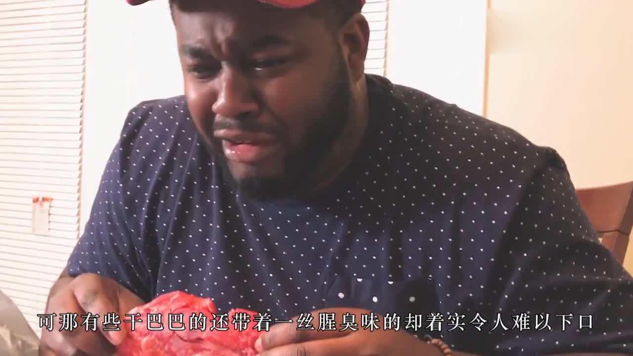 African brother bought the popular pig's hooves in China, took a bite, and was confused in an instant.