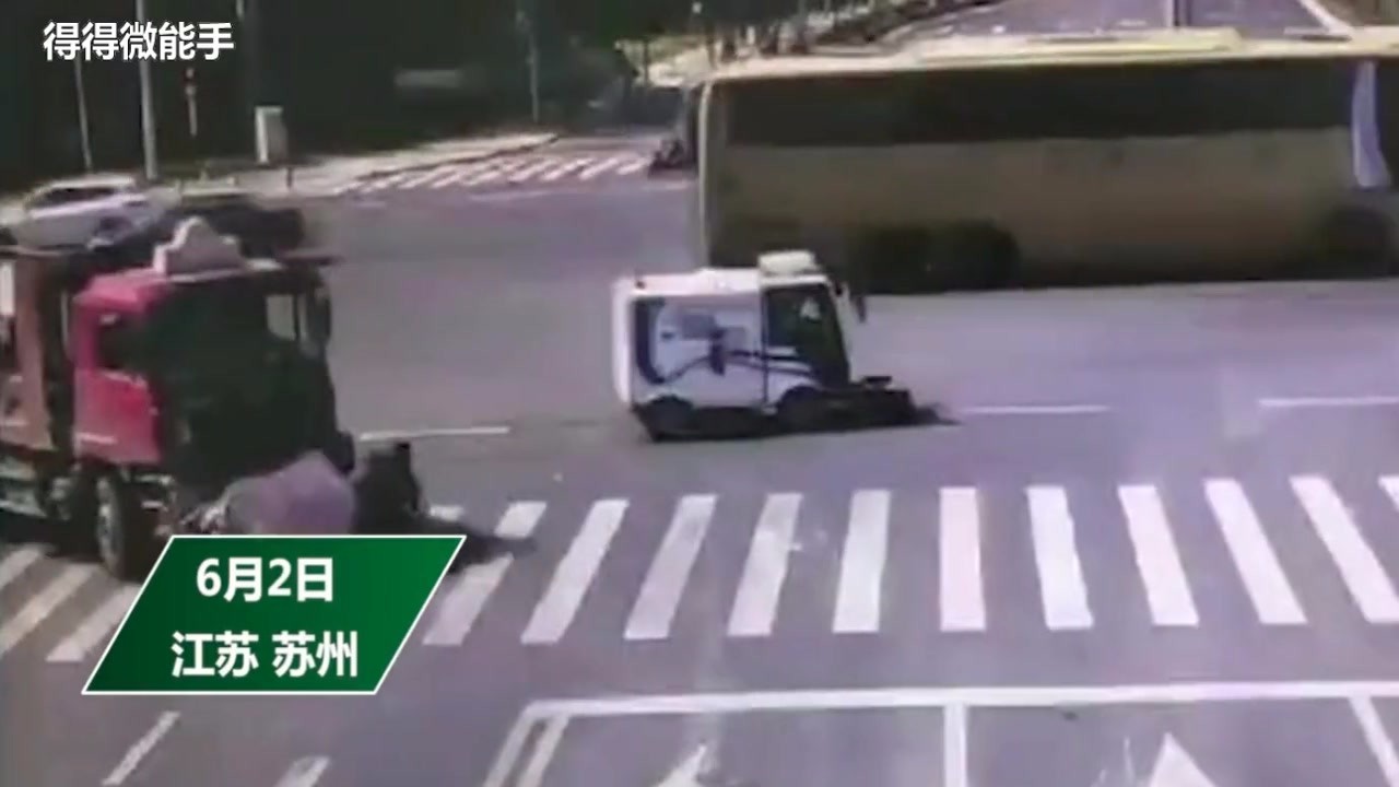 The driver of a Suzhou three-wheeled truck was knocked over in the blind area and rolled over to avoid being robbed