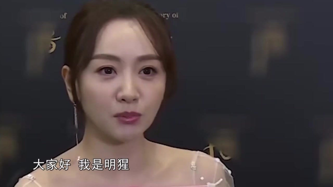 At the age of 16, Zhang Yimou was enrolled as an exceptional playwright. She had to wait four hours for her audition. Her temperament was very beautiful.