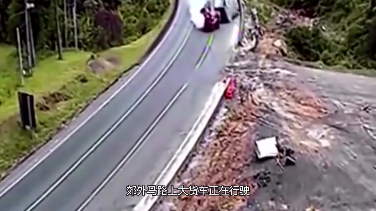 The truck driver braked with one foot and did not want the consequences to be so serious. The last 3 seconds of his life were taken by surveillance camera.