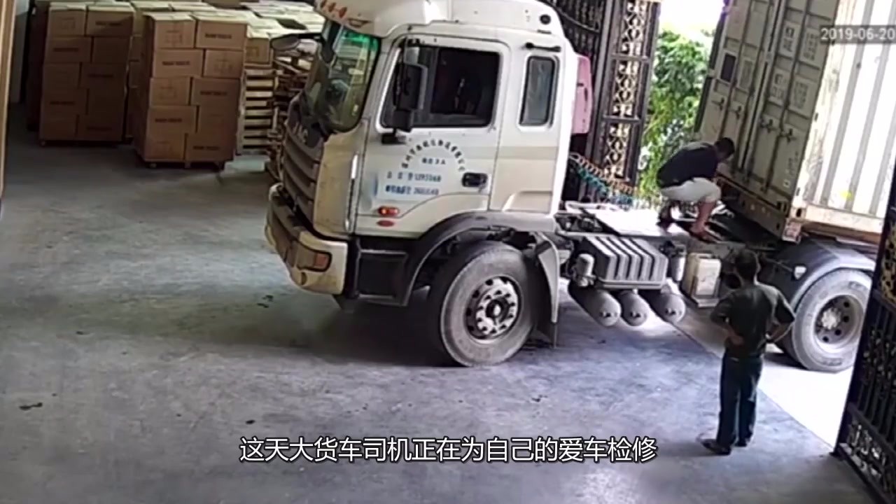 Truck driver's carelessness, tragedy happened in an instant, the surveillance photograph was terrible for 30 seconds