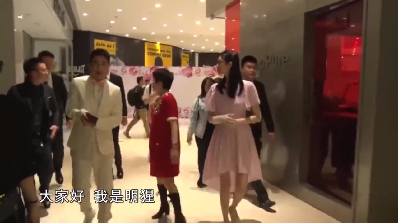 Xi Mengyao and his mother-in-law shopping, four too shiny legs, in addition to being able to do it, no wonder that spoiled for many years alone.