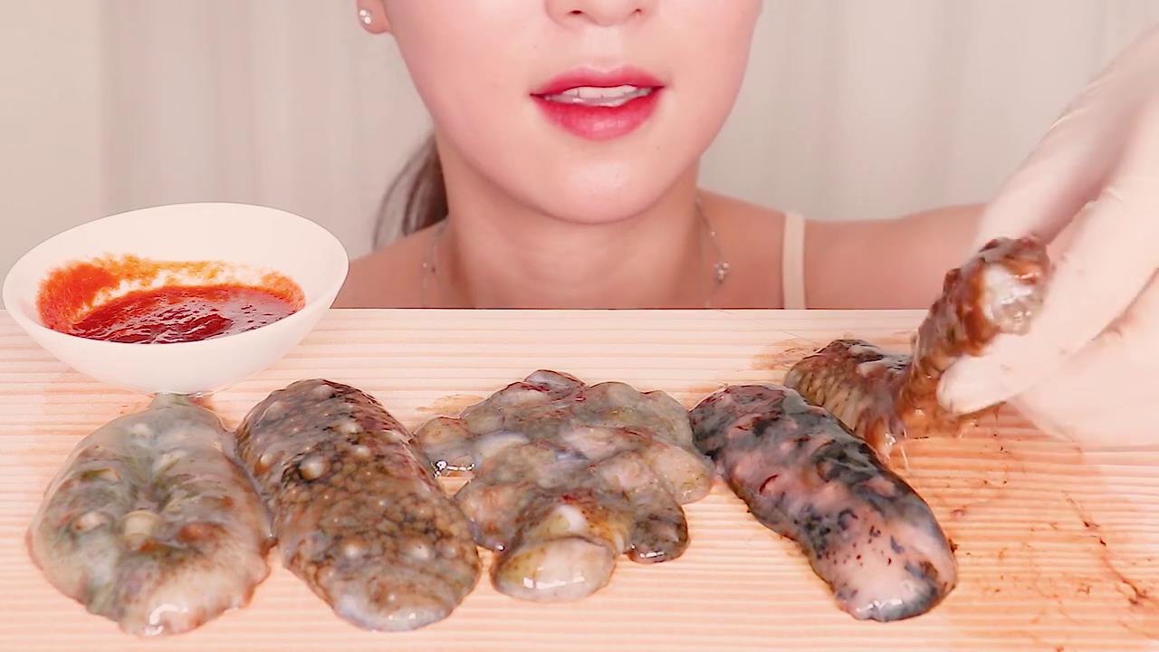 [Earphone Eating and Broadcasting] Raw sea cucumber w~wearing earphones is more delicious!