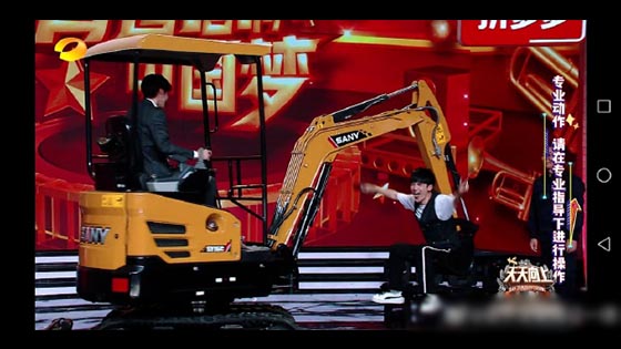 Wang Yibo drives digger to carry Wowkie Zhang in DAY DAY UP.