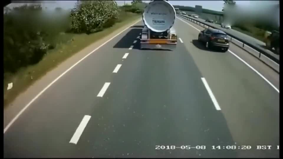 Suddenly the tanker ran out of control and crashed into the car group. The picture was horrible. The whole process was monitored and photographed.