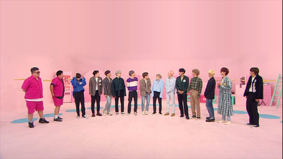 SEVENTEEN performs in Idol Room to challenge Tray Dance