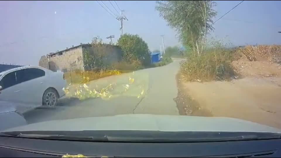 If you overtake like this, no one can escape it!  It's not unfair to be hit.