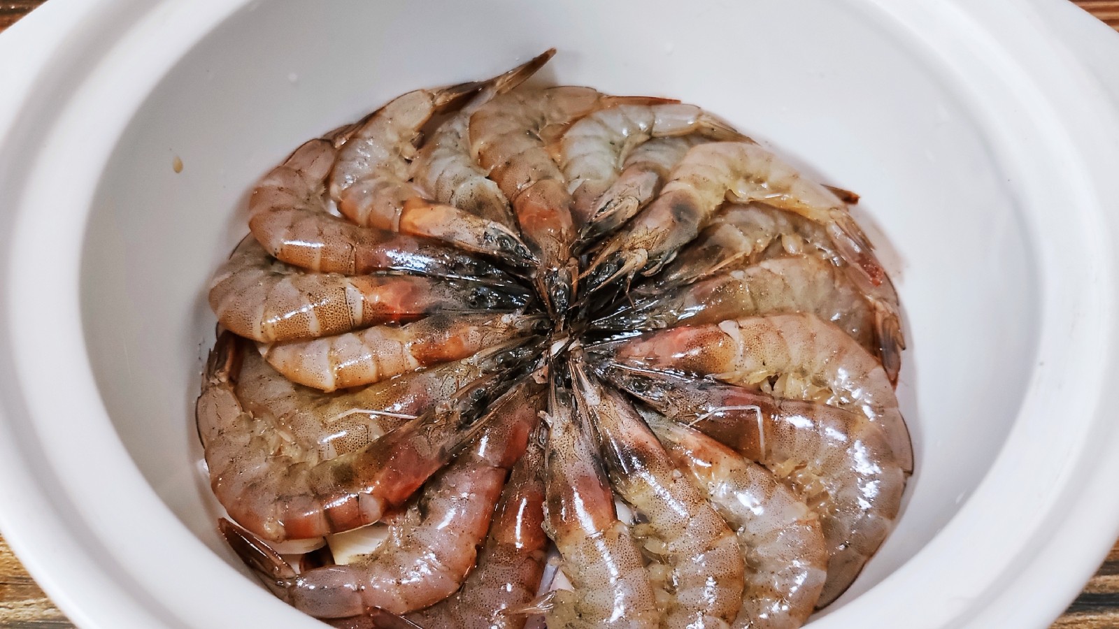 Shrimp is a new way to eat, without steaming or boiling, without putting a drop of oil, the pot smells good all over the house. It's delicious.