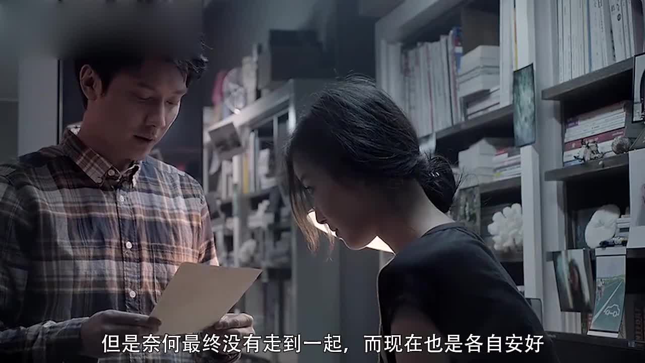 Feng Shaofeng embraced Ni and wanted to kiss her. Ni's reaction exposed her unhappy feelings.