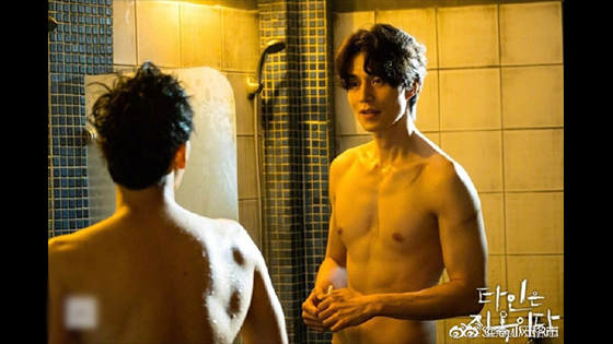 Lee Dong Wook figure muslce show during shower in Strangers from Hell