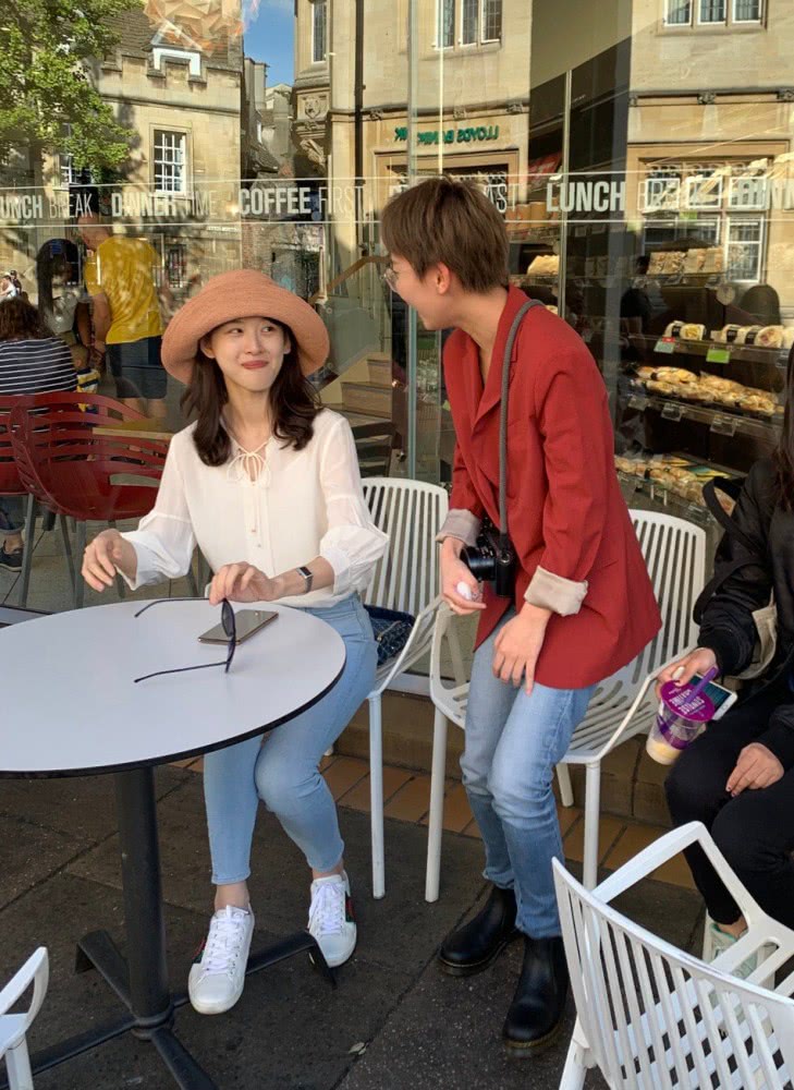 Zhang Zetian appeared alone at Cambridge University and was met by netizens