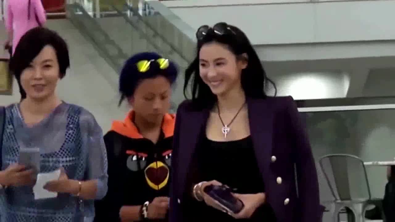 Cecilia Cheung took a photo with her son. Lucas was a tall mother. They stood together like lovers.
