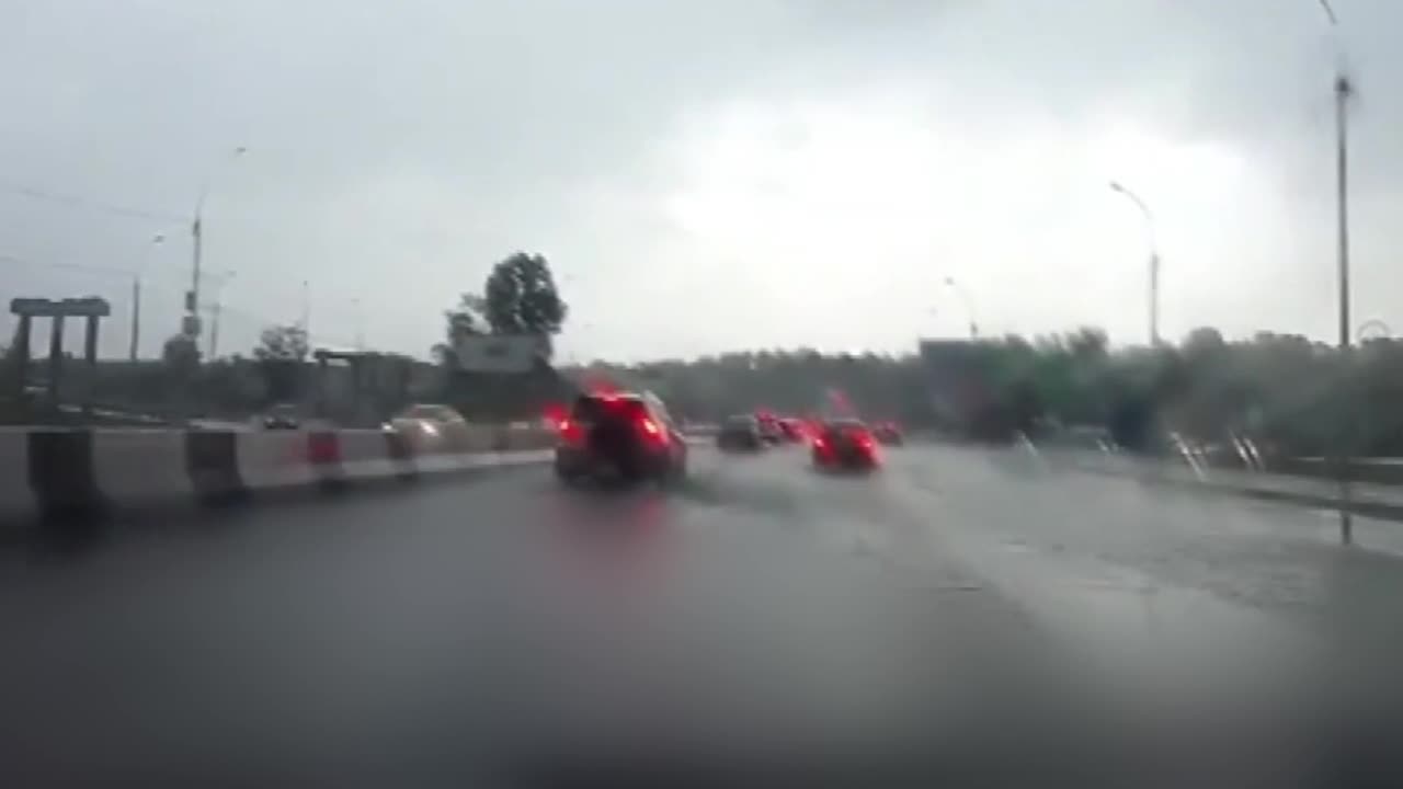 Women's high-speed driving was struck twice by thunder, and the driving recorder captured a horrible scene.