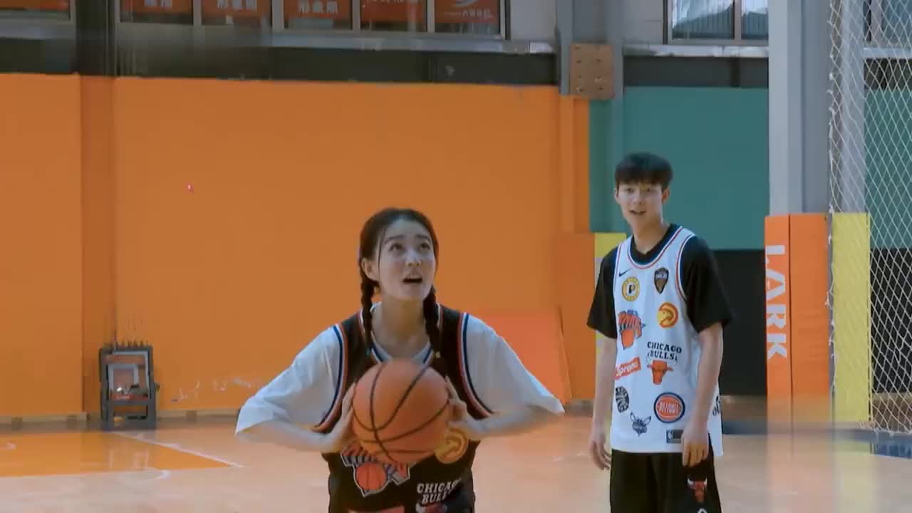 Zhang Ming-en's basketball lesson opens online, Xu Lu goes to the basket cleverly, Zhang Ming-en laughs and sprays water.