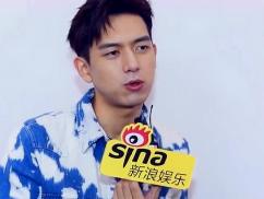 Li was asked which kiss play he was most impressed with Yang Zi, Li Xian's answer was to poke a joke.
