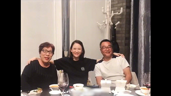 Joe Chen visits Kimi (qiao renliang) parents on Third Anniversary of kimi death
