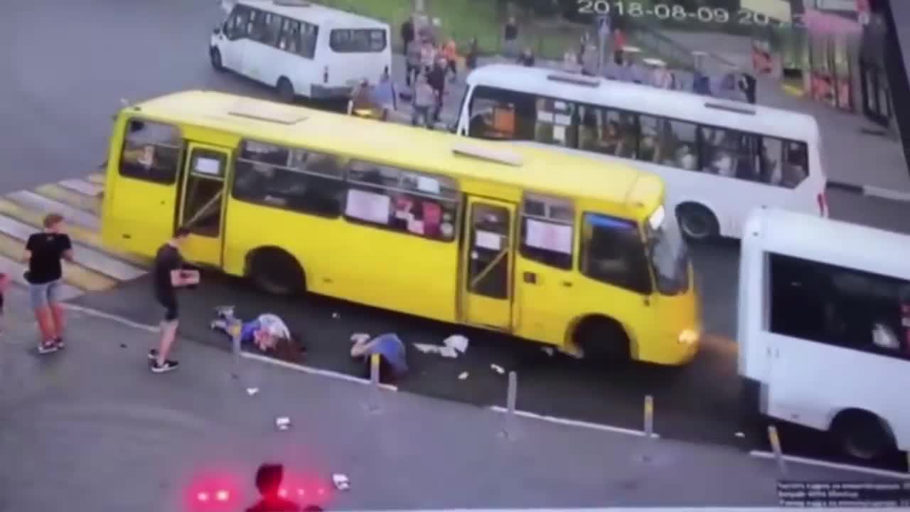 The bus ran out of control and hit the crowd directly, monitoring and photographing the tragic process