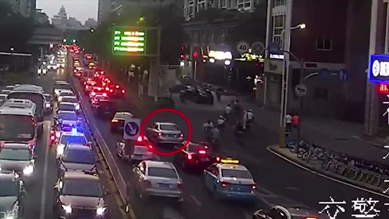 [Fujian] Male driving epilepsy triggered an accident and police and people jointly smashed windows to save lives