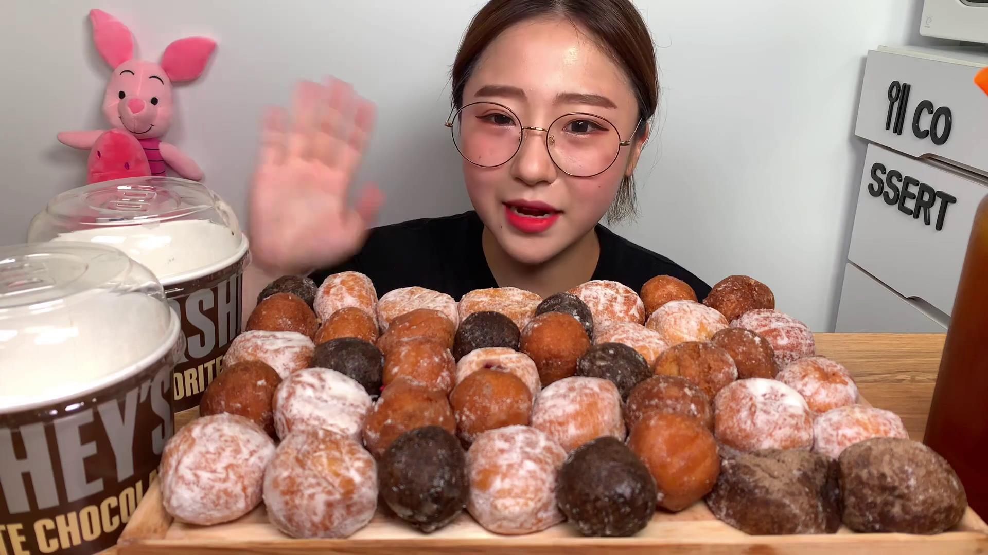 [Earphone Eating and Broadcasting] The donut hole w~wearing earphones is more delicious!