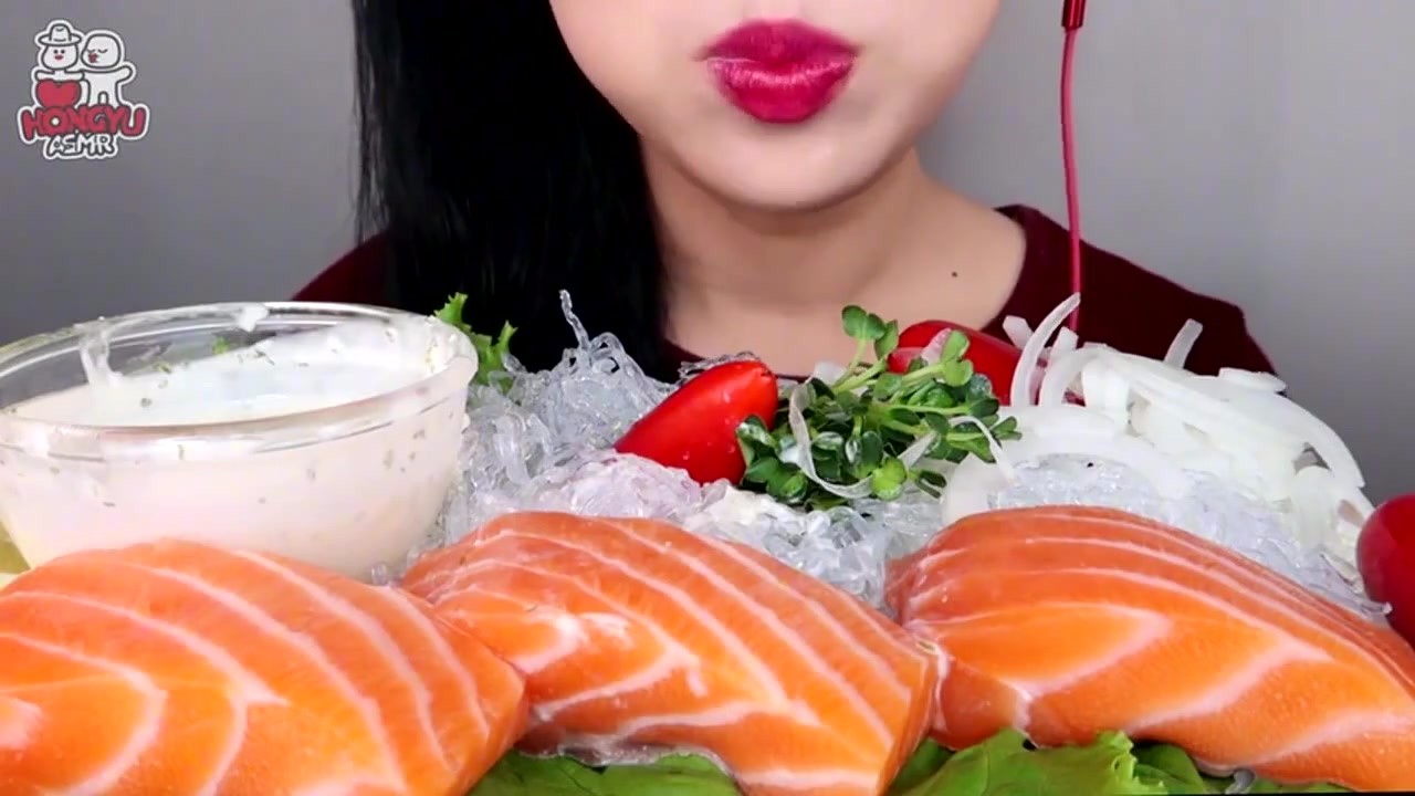 Sound Control Welfare, Beauty Eating and Broadcasting Challenge Salmon Sashimi, Dipped in this, Delicious World