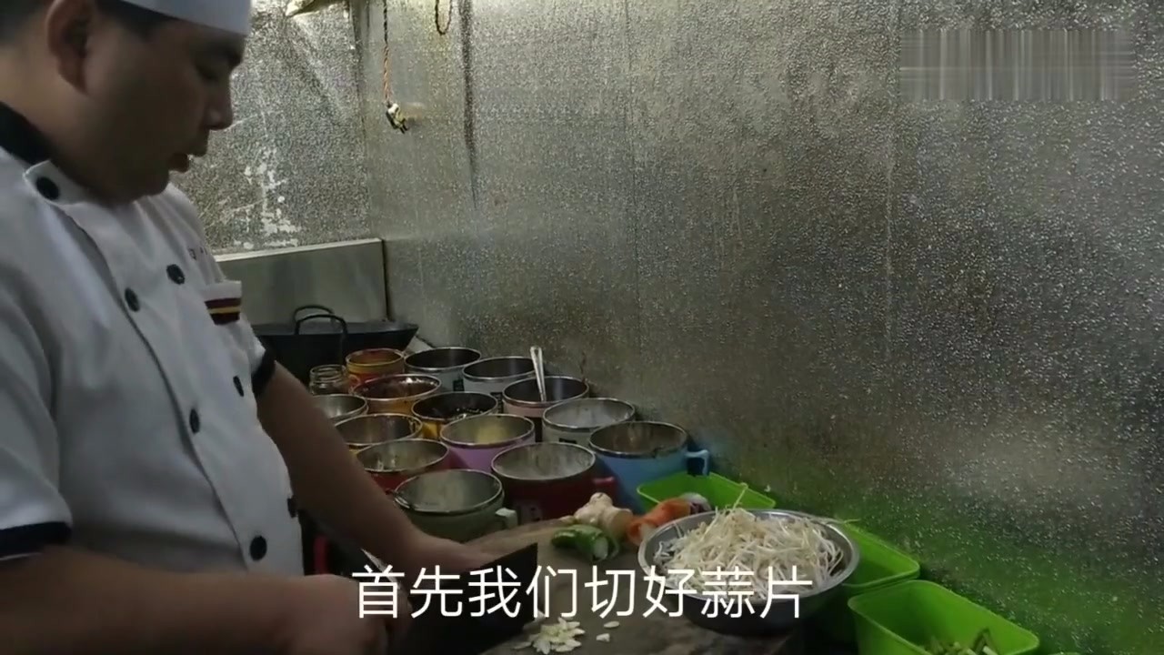 The young man challenged to cook fried bean sprouts in less than 2 minutes without putting a drop of water. Five bowls of rice were not enough.