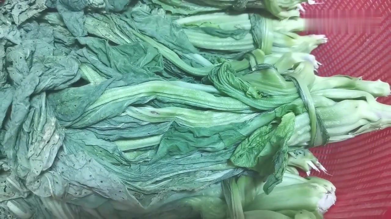 Hakka teaches you how to make local kimchi. It's delicious and appetizing. The method is simple. First, it's collected.