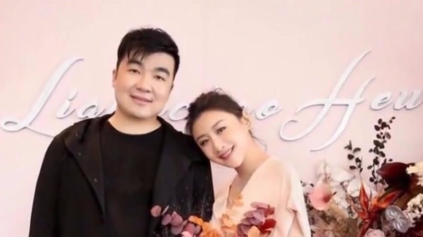 He Wenna announces her engagement with Liang Chao in a photo shoot. She relies on her husband's shoulder to show her love. Netizens - It's too sweet!