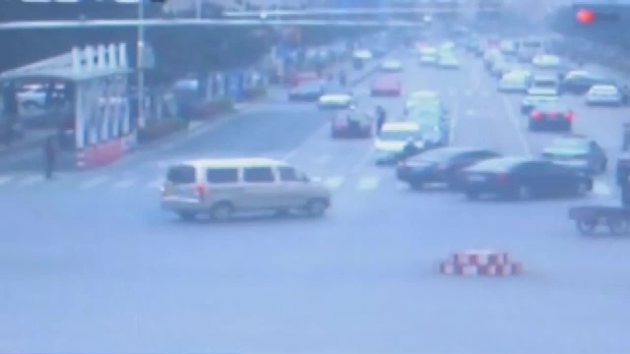 Traffic police inspect cars at intersections, encounter crazy drivers, and rush to the top