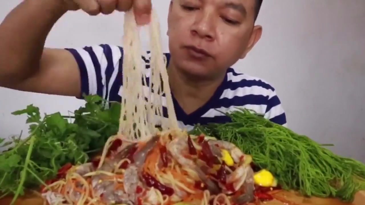 Uncle eats shrimp powder with stinky vegetables