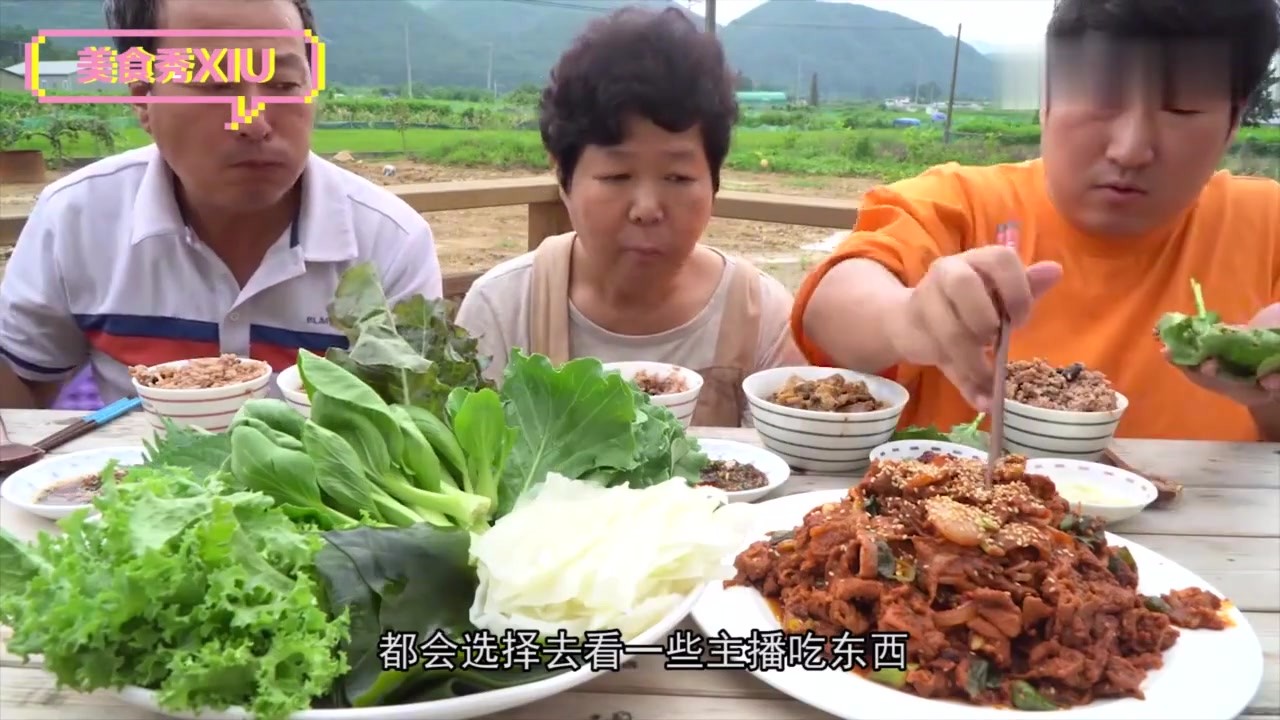 Foreign brothers eat broadcasts and imitate elder sisters eat crabs. This picture is easy to cause discomfort!