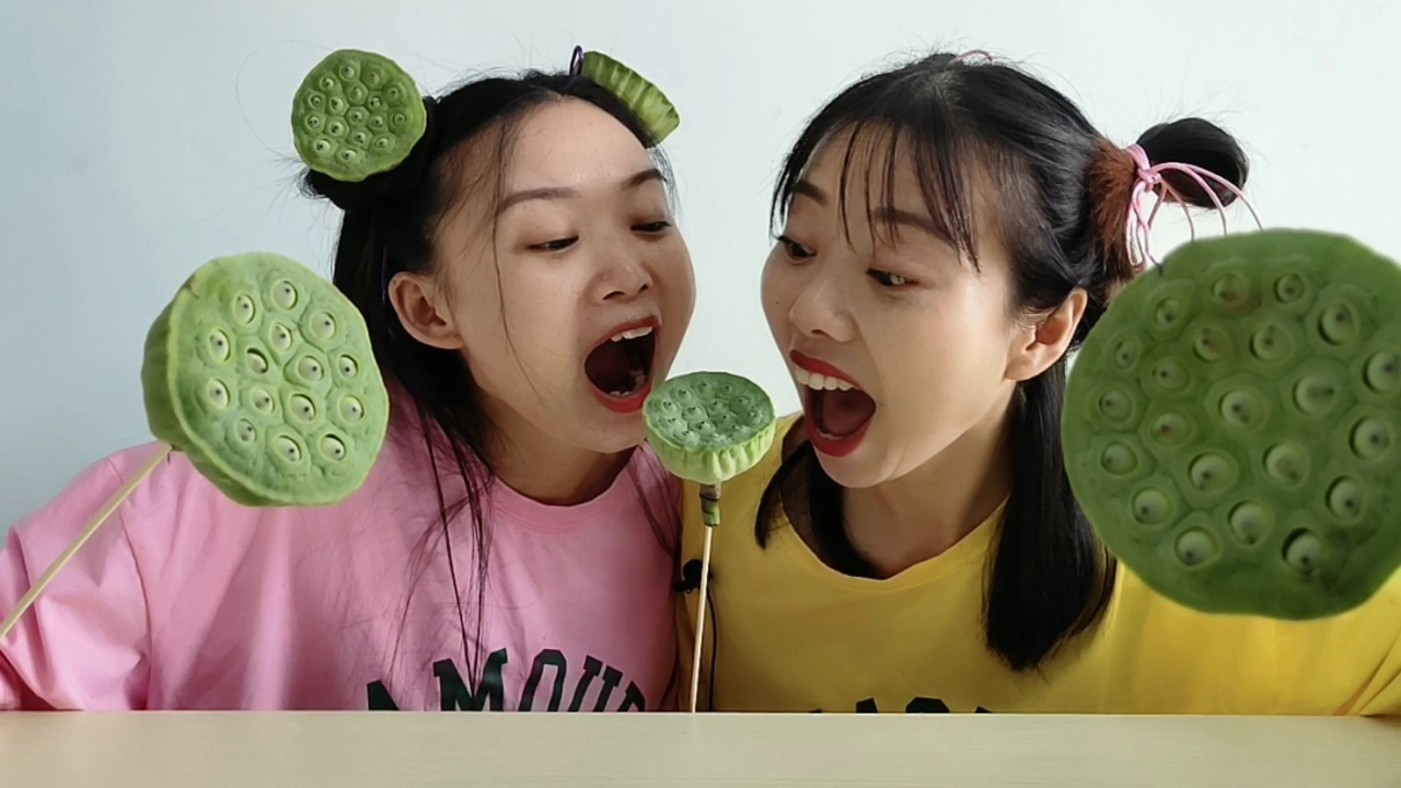 Girlfriend's prank: The savage "little monster" eats lotus Peng blindly, does not peel and bite, the greedy appearance is super funny.