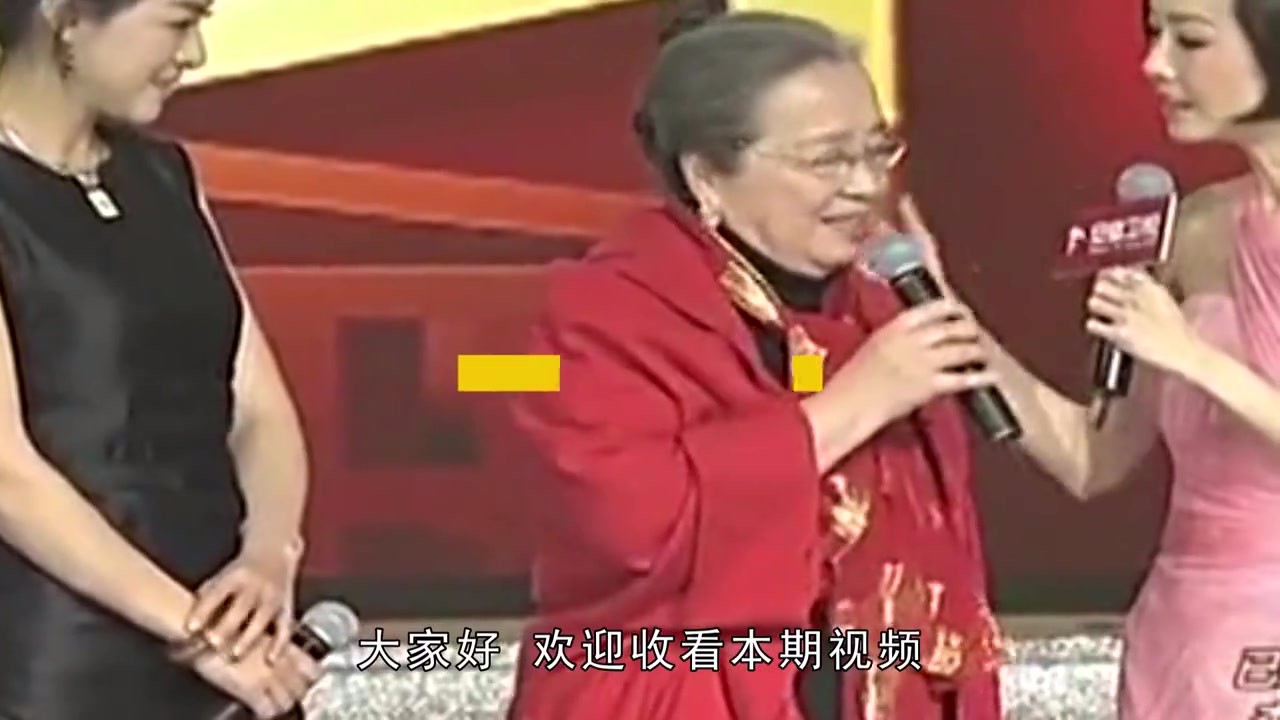 Mrs. Li Mingqi, a young "Mammy Rong", walks with the wind and bows twice when she meets the fans.