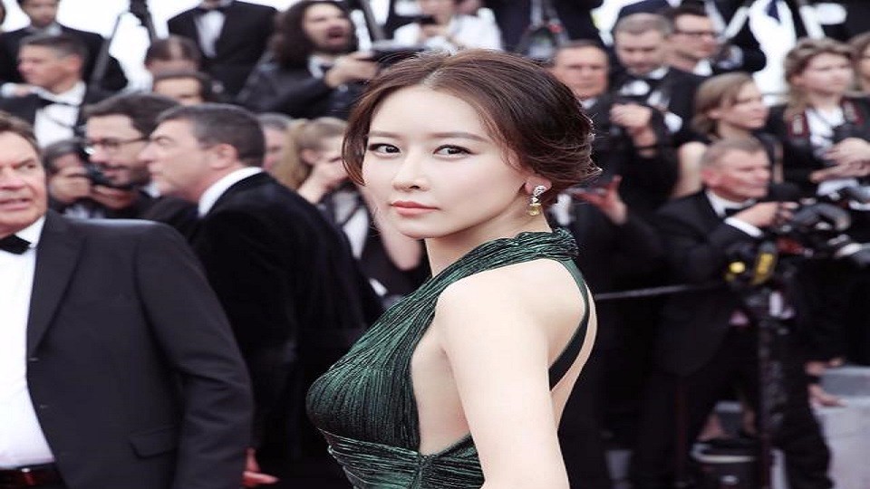 Fan Bingbing, another actress, appeared in Cannes for the first time in a minute. It was a full show.