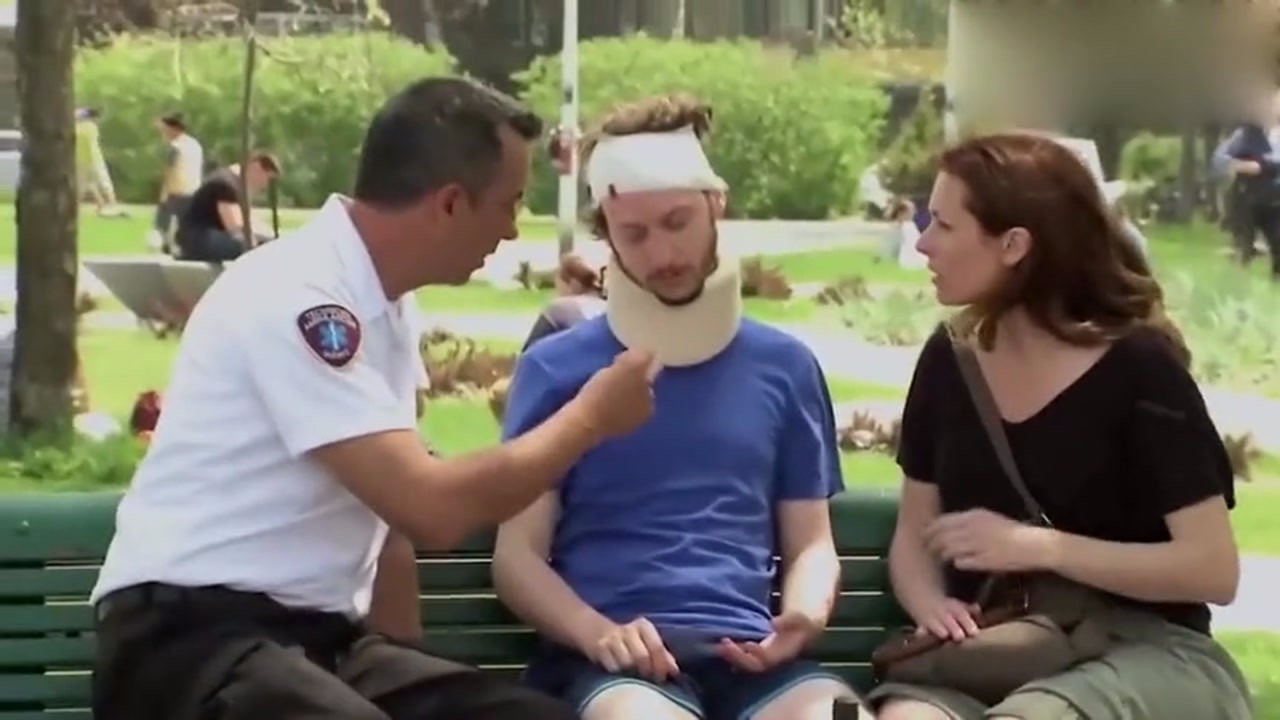 Overseas laughing street jokes, men pretend to be seriously injured and slap directly