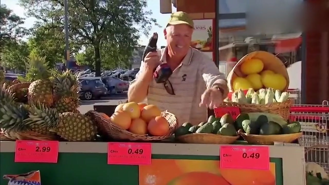 Overseas laughing street jokes, fruits that can not be taken away by passers-by face, what is this situation?