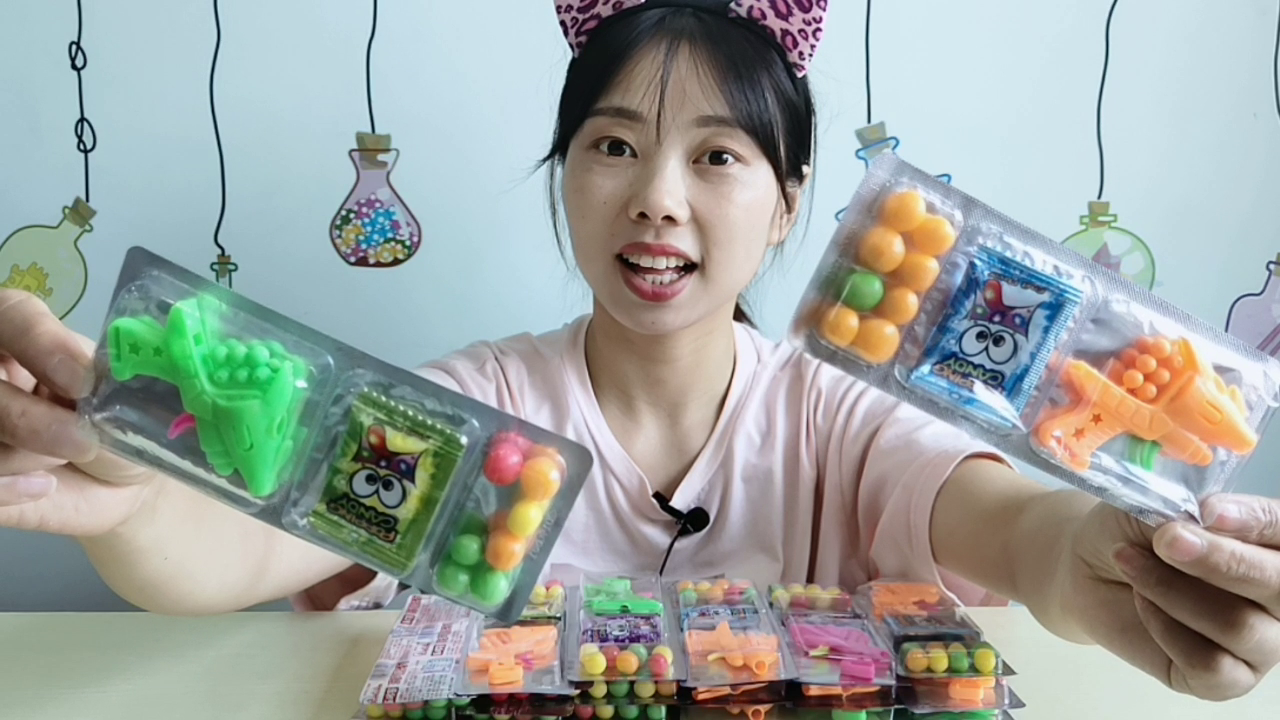 Gourmet Dismantling: My sister eats "small pistol candy" with colorful beans, which is delicious and interesting.