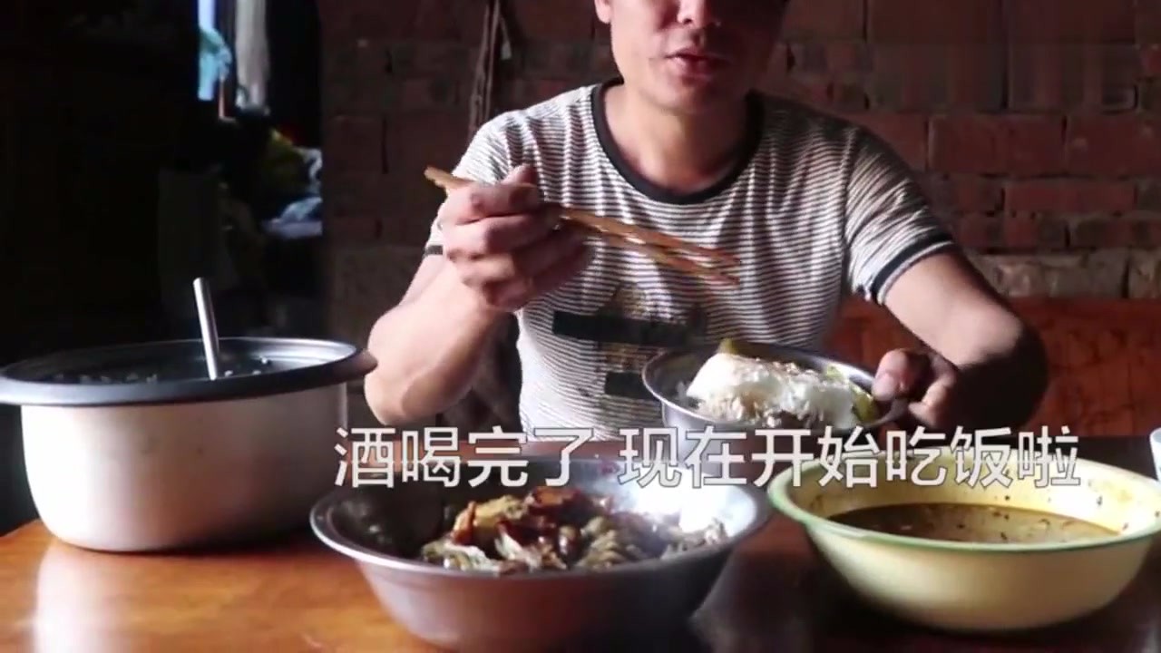 The Sichuan boy cooked delicious food, so he couldn't help eating two more bowls of rice.