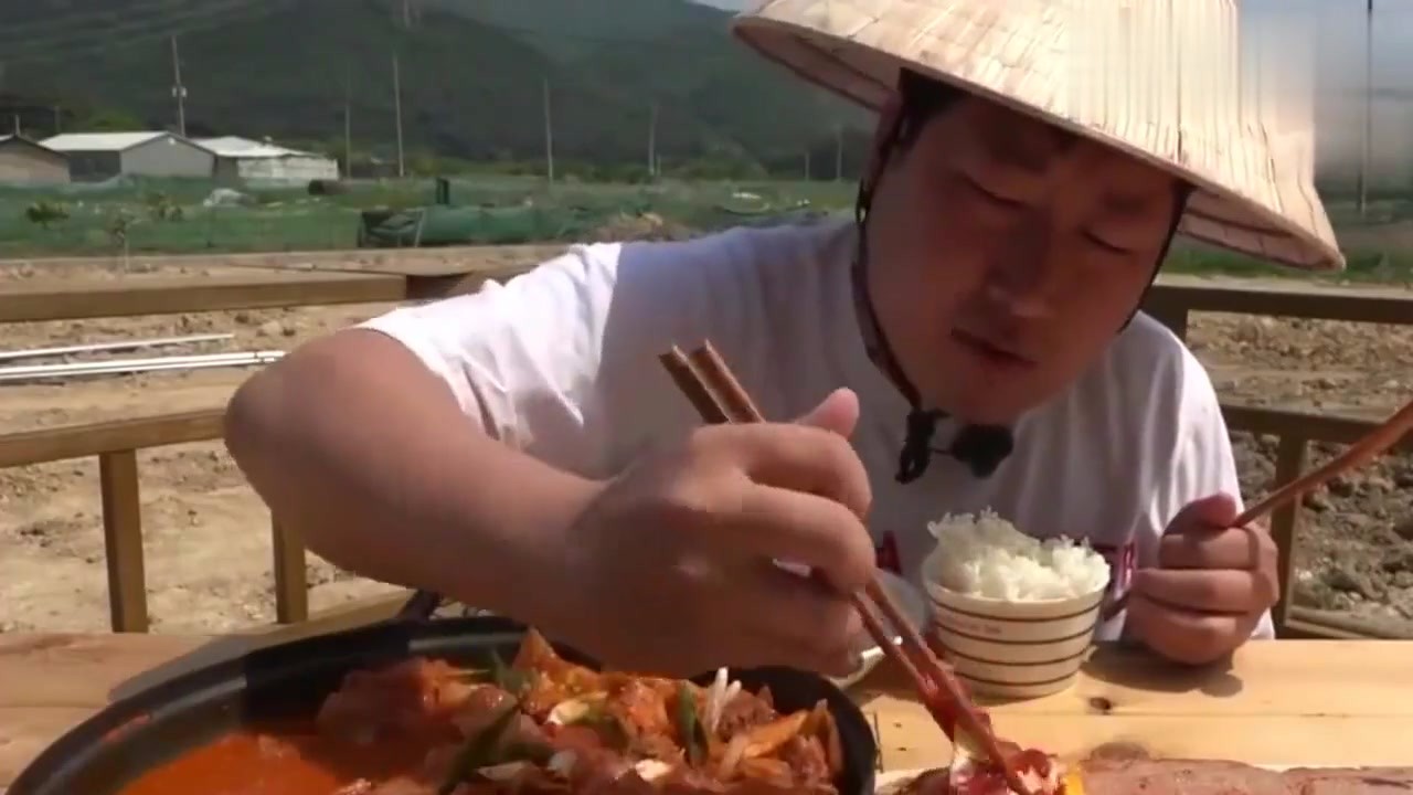 Eat broadcasting: Koreans Big Stomach King has kimchi soup, which is very addictive with lunch meat and fried eggs.