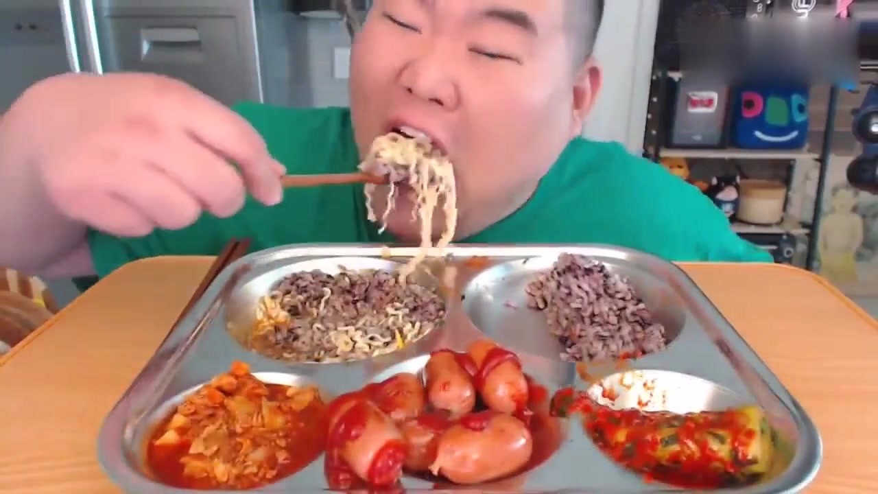 Korean kid brother, eat takeout package, one mouthful after another, see how addictive he is eating