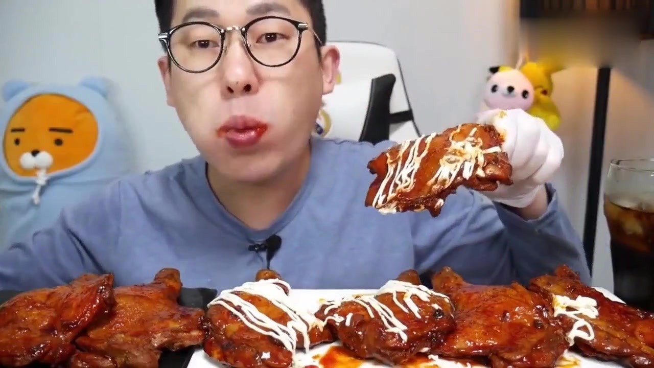 Korean uncle eats Jamaican chicken leg! Where can I buy this? It feels delicious.