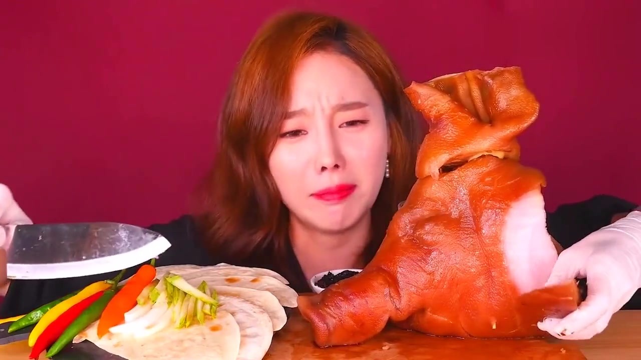Korean food sister, eating the whole roast pig head, attractive color, eating meat is really addictive