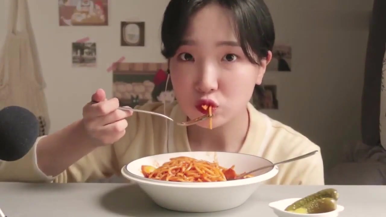 Korean cute girls make their own simple pasta, with pickles, delicious food