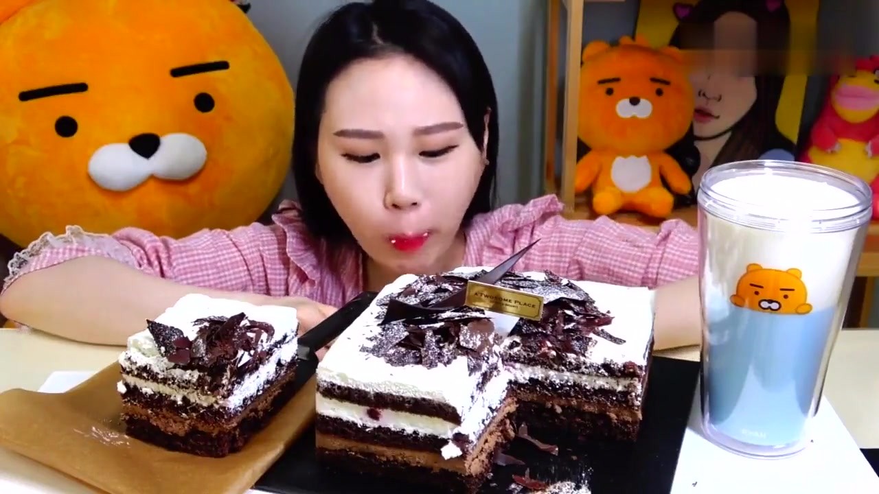 Korean Kamei eats a big piece of chocolate cake! Netizens - Don't you get tired of eating so much at once?