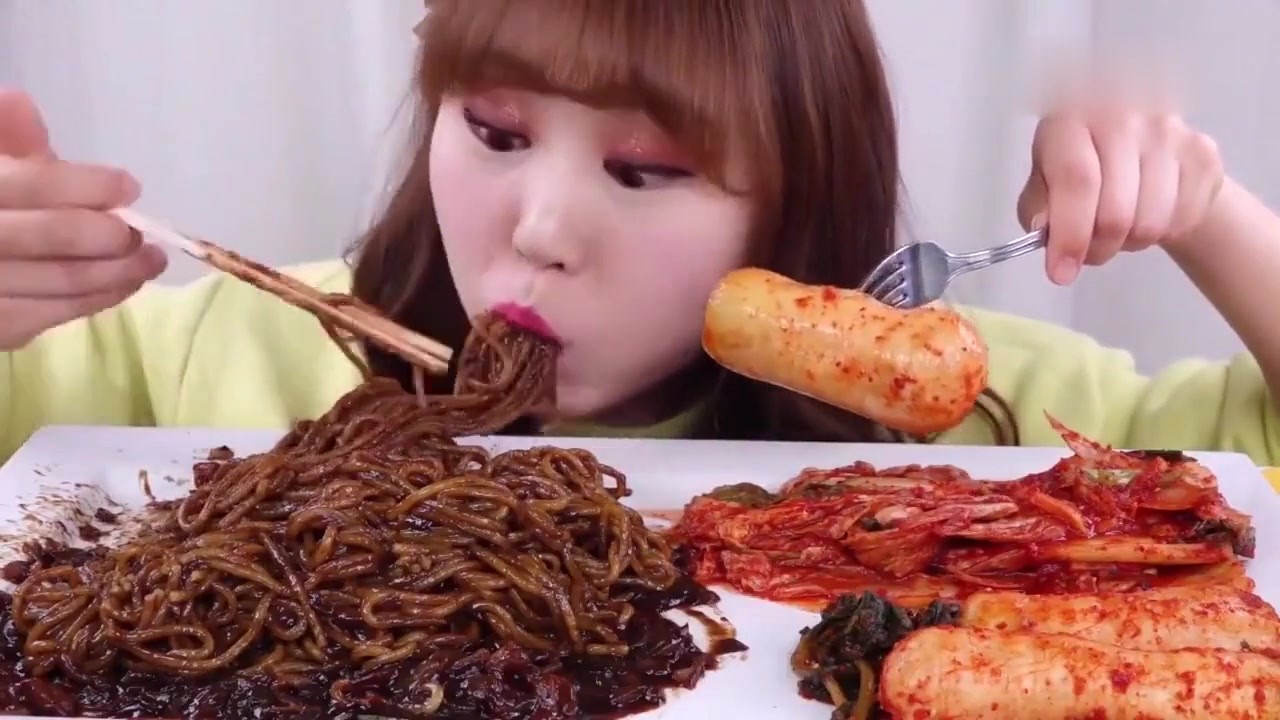 Miss Korea, eat Korean fried sauce noodles, with carrot pickles tasty and soothing