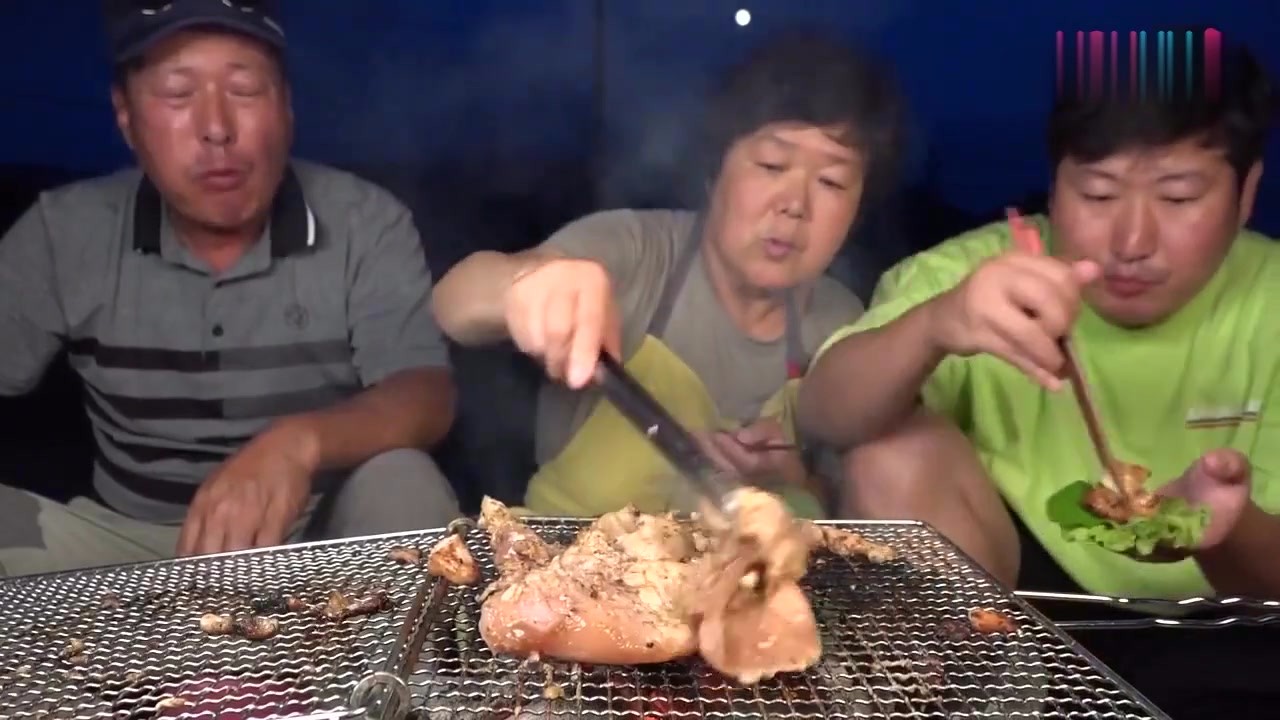 A meal for rural families in Korea: "Charcoal roast chicken", with simple spices, tastes delicious.