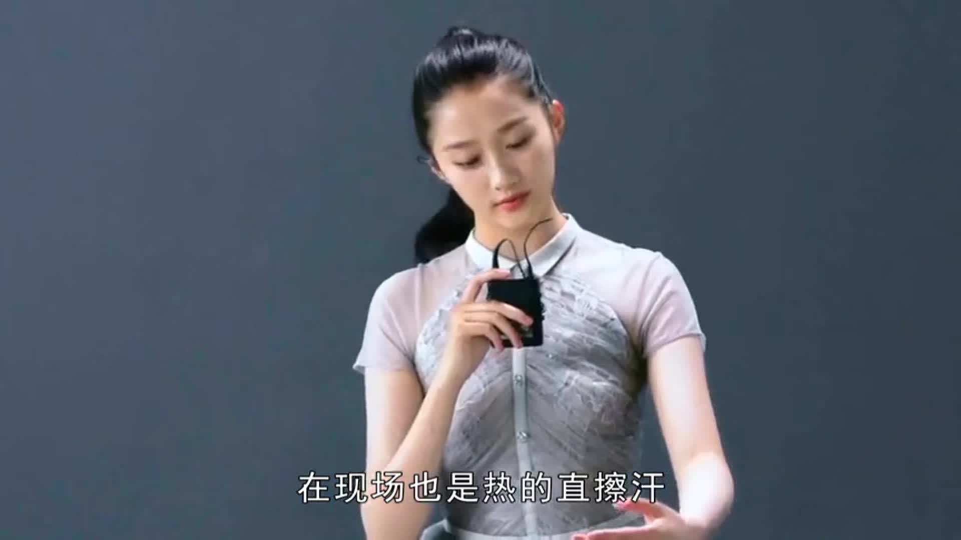 There is a kind of "show off wealth" called Guan Xiaotong, "do not wear mink until summer, left-handed wallet, right-handed knife."