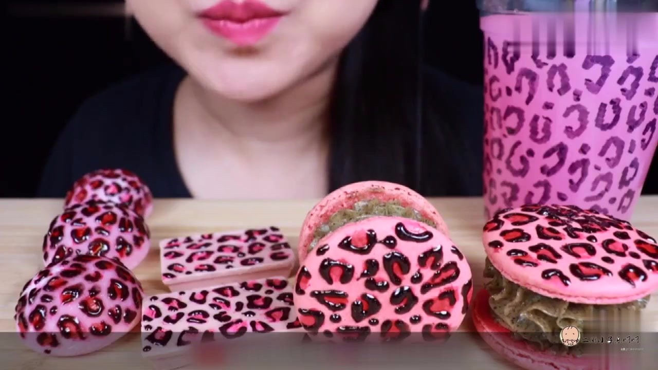 Gourmet food also has a fashion world: Beautiful women eat pink leopard-print desserts